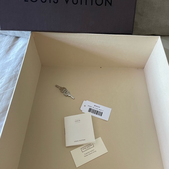 Authentic Louis Vuitton Black Speedy Epi 25 purchased directly from LV w/all tag - Picture 3 of 10